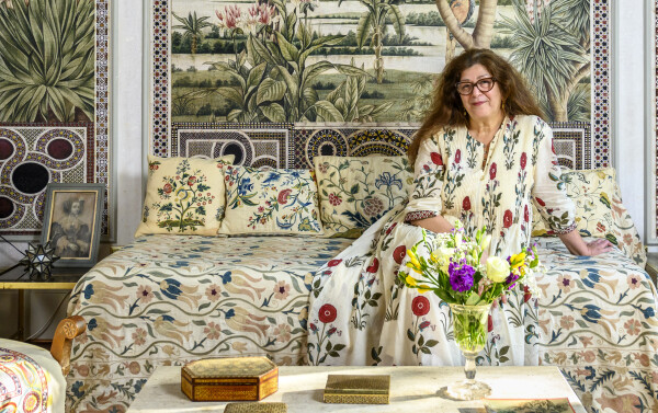 Dans le salon de Dimonah et Mehmet Iksel, le prototype du premier décor créé par le couple, inspiré d’un voyage à Palerme en 1995. Chaque objet, chaque meuble, chaque tissu raconte leurs trente années de vie commune. 